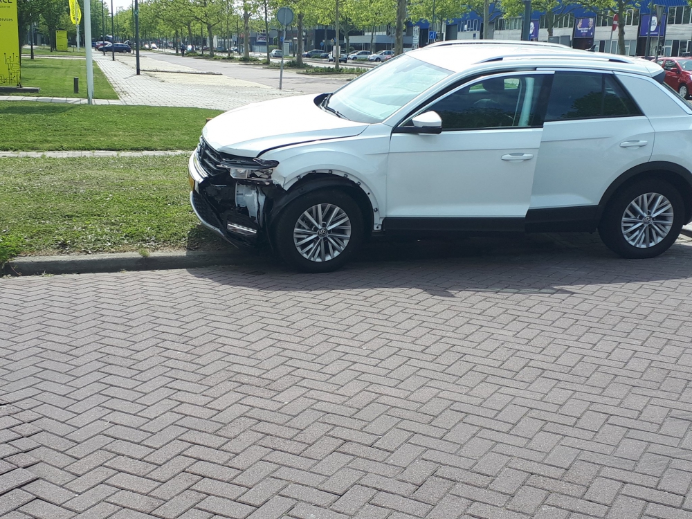 Twee auto&#039;s weggetakeld na botsing