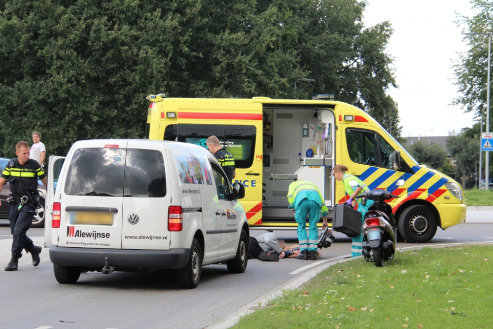 Bestuurder snorscooter gewond na aanrijding met auto