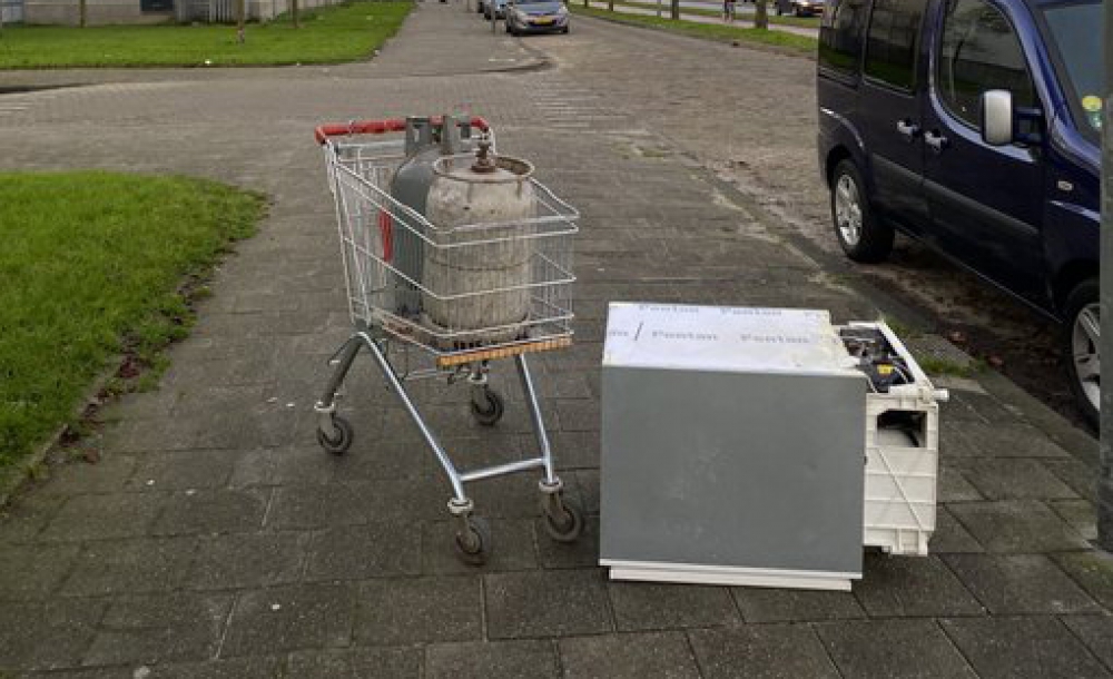 Gevaarlijke afvaldumping op straat in Nieuwland