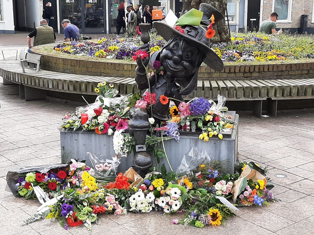 Bloemenhulde voor Harr