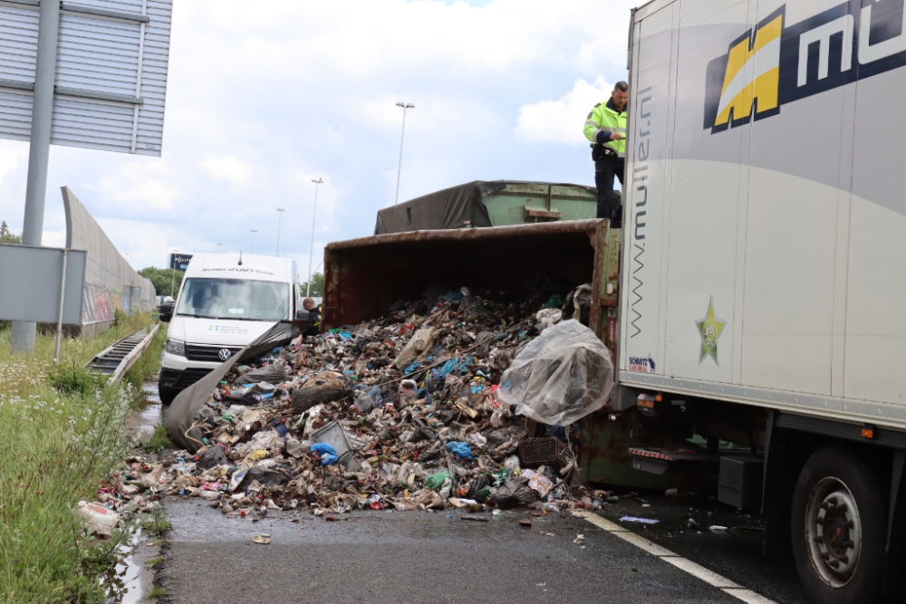 Gekantelde vrachtwagen zorgt voor urenlange afsluiting A20