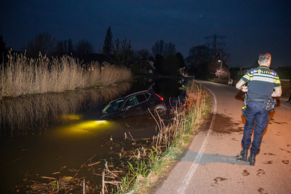 Automobilist rijdt het water in