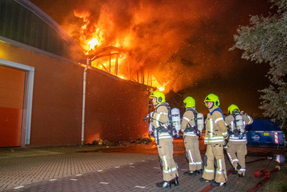 Zeer grote brand in loods net over de grens van Schiedam