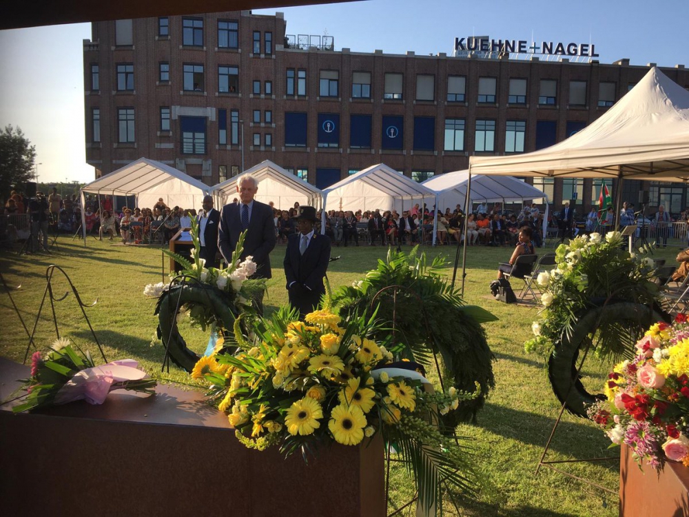 Burgemeester legt bloemen bij herdenking afschaffing slavernij