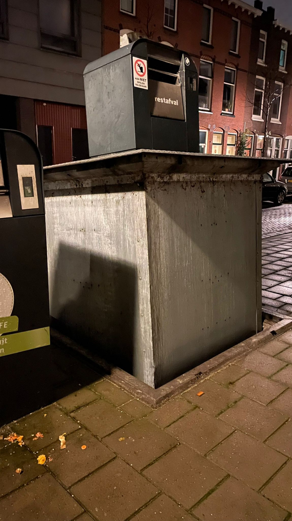 Ondergrondse container in West zoekt het hogerop, buurt maakt zich zorgen over veiligheid van kinderen