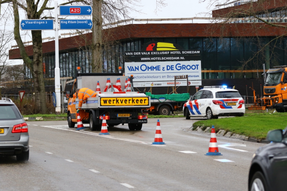 Steigerdelen dreigen van in aanbouw zijnde hotel te waaien, op- en afritten A20 dicht