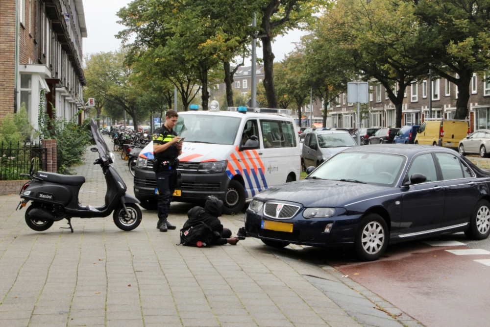 Snorscooterrijder rijdt tegen auto aan en raakt gewond