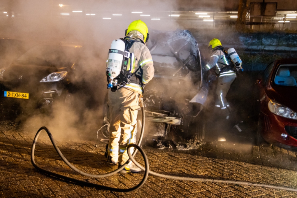 Autobrandstichter wordt achtervolgd door ooggetuige op de fiets