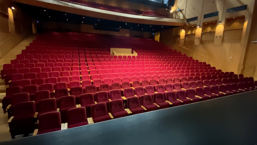 Bijna op het podium zitten in Theater aan de Schie: &#039;Bij cabaretiers word je nu onderwerp van gesprek&#039;