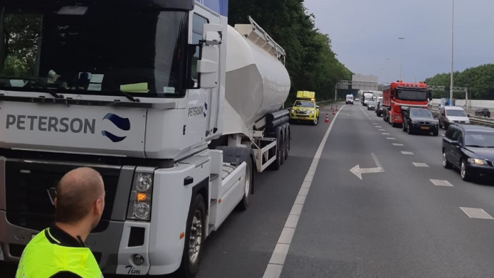 Chauffeur zwaargewond bij verkeersruzie op de A20, dader op de vlucht