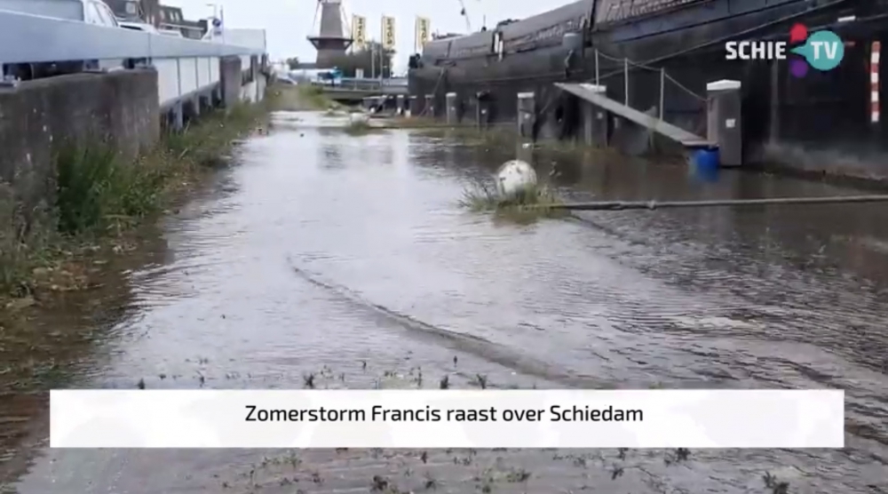 Storm Francis raast over Schiedam