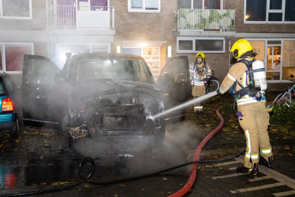 Busje zwaar beschadigd na brand in de Johan Wagenaarstraat