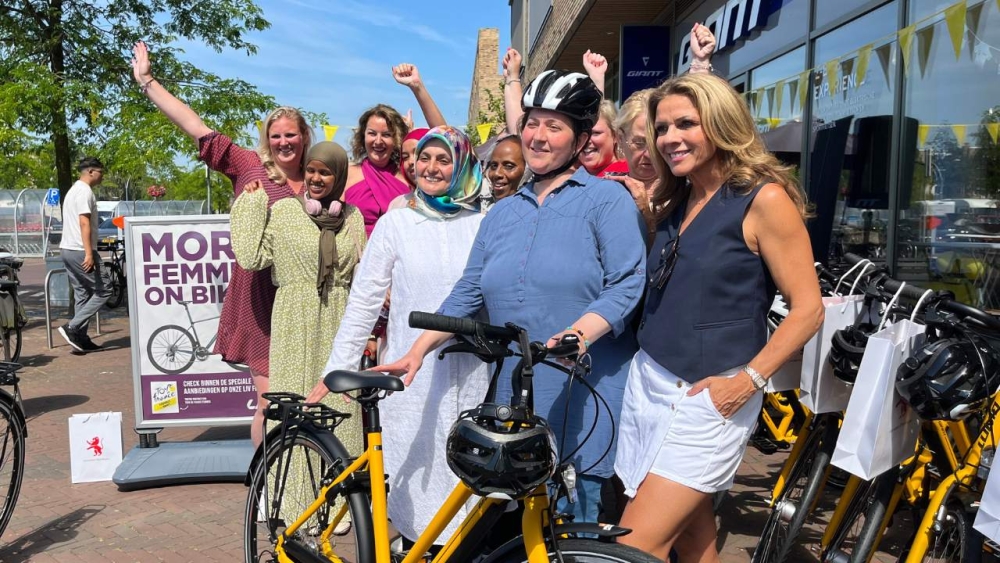 De Tour en Leontien van Moorsel helpen Vlaardingse vrouwen fietsen