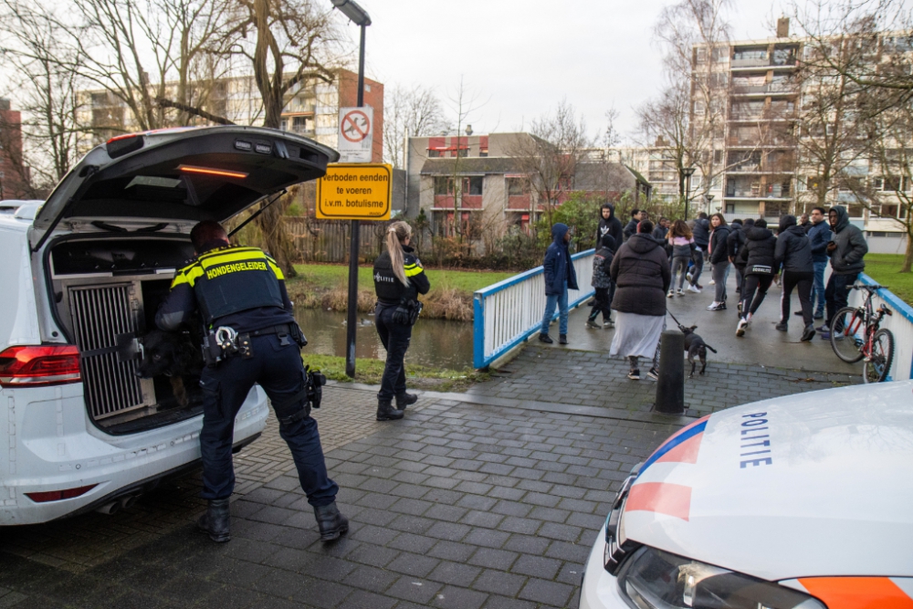 Politie zet wapenstok en politiehond in tegen zich vervelend gedragende jongeren