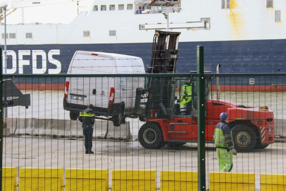 Bestelbus raakt te water op terrein DFDS