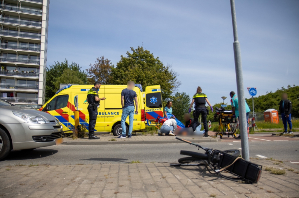 Fietser naar ziekenhuis na aanrijding met auto waarbij fiets in tweeën brak