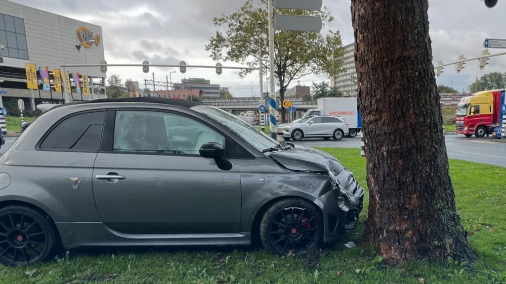 Auto klapt op boom na aanrijding