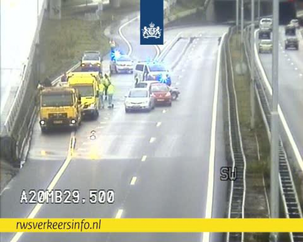 Meerdere auto&#039;s op elkaar gebotst op de A20