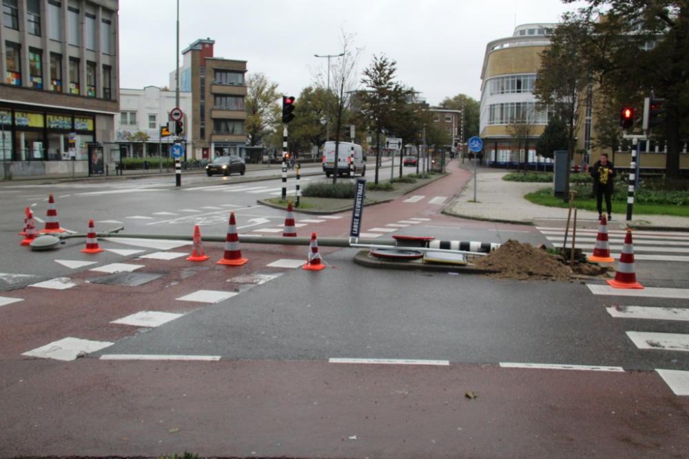 Vrachtwagen rijdt lantaarnpaal uit de grond