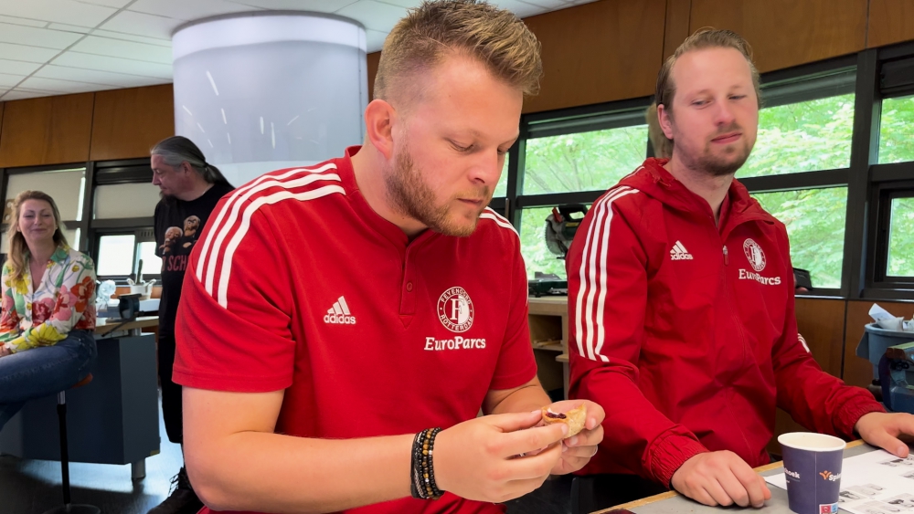 Leerlingen van Sg Spieringshoek pitchen aan Feyenoord een nieuwe gezonde snack