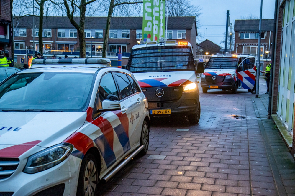 Gemeente: &#039;jaarwisseling zonder grote incidenten, wel veel vuurwerk&#039;, drie aanhoudingen, ME kort ingezet in West