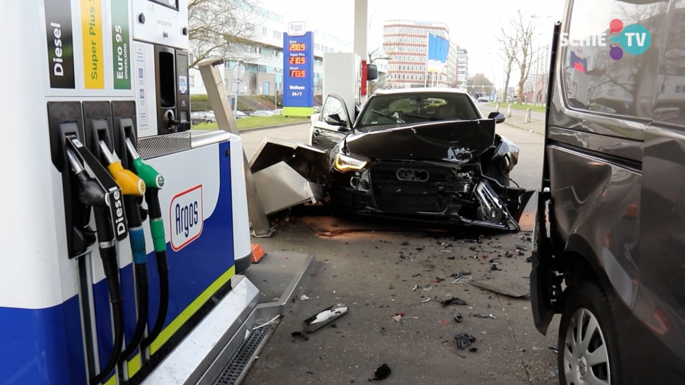 Automobilist knalt tegen auto en tankstation op de Horvathweg; in de auto lagen meerdere lachgastanks