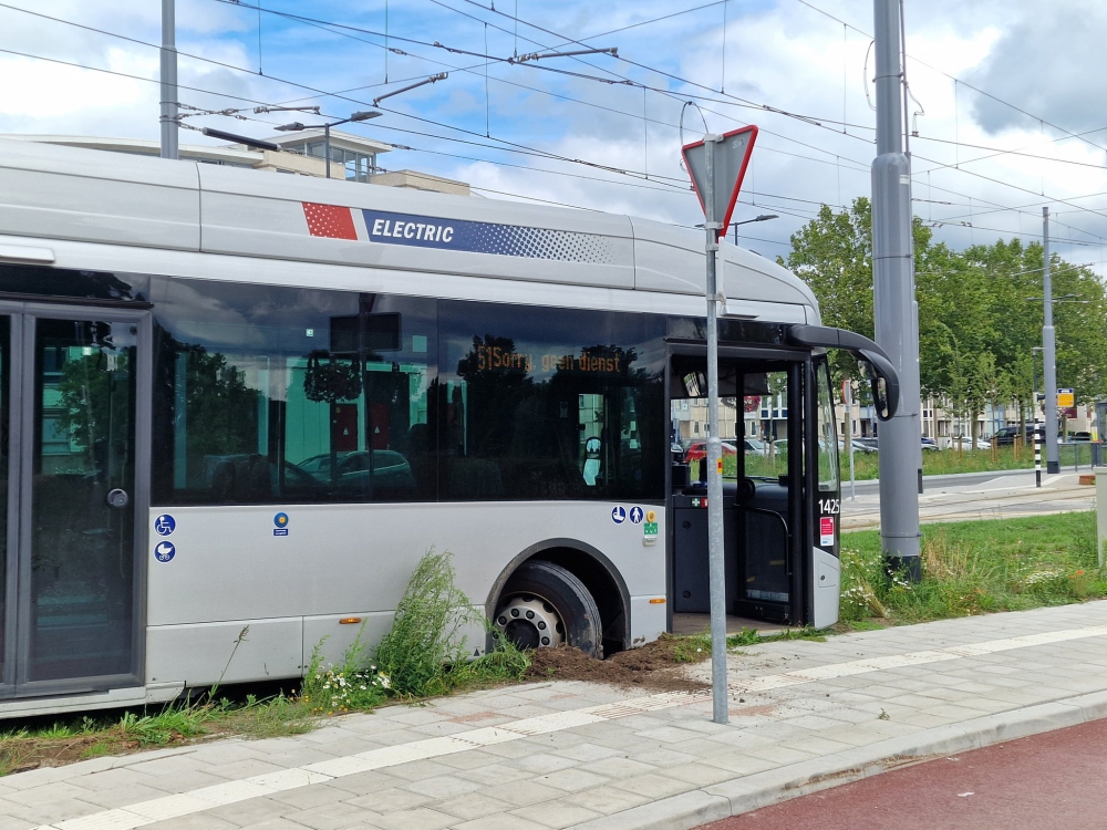 Bus wil tram zijn, maar rijdt zich hopeloos vast