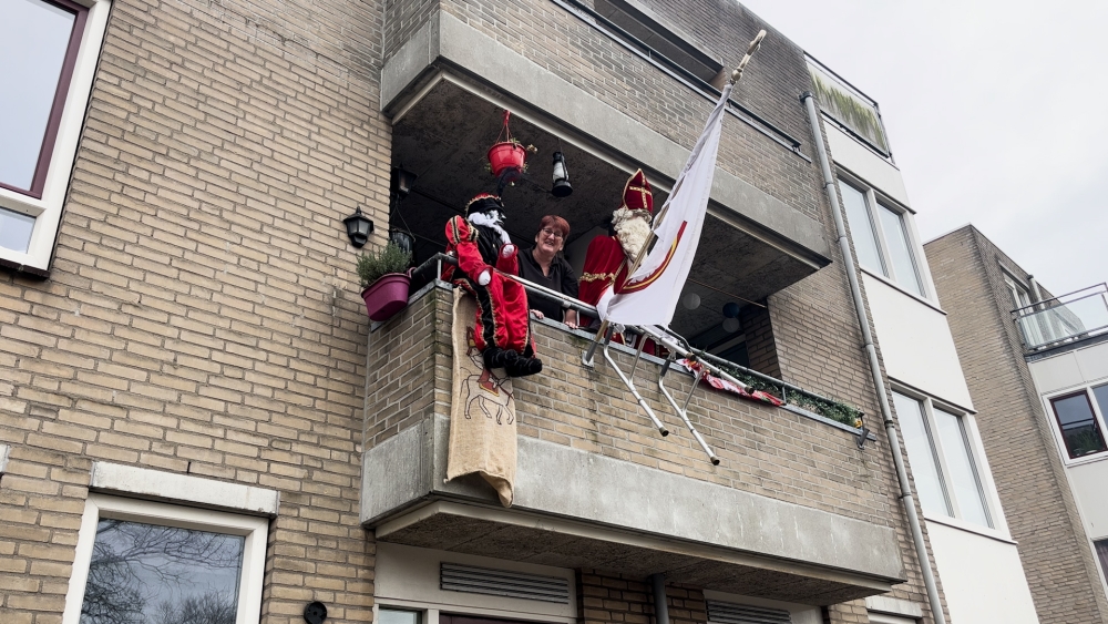 Mettie en Martin plaatsen looprek-Sint en &#039;luie Piet&#039; op balkon aan de Vlaardingerdijk