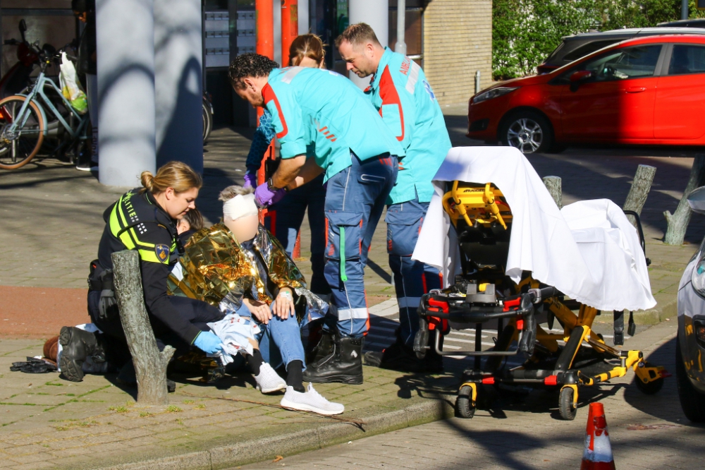 Vrouw met flinke hoofdwond naar ziekenhuis na aanrijding