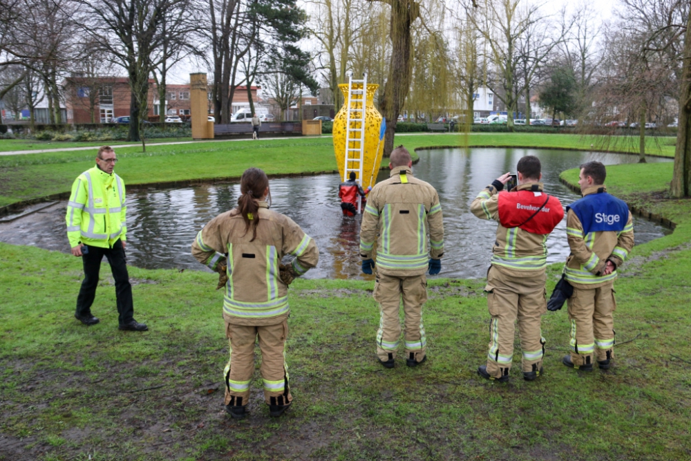 Brandweer schiet vastzittende gans te hulp