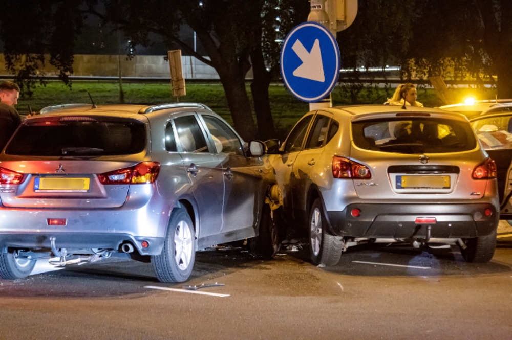 Man gewond naar het ziekenhuis na aanrijding op de ‘s-Gravelandseweg