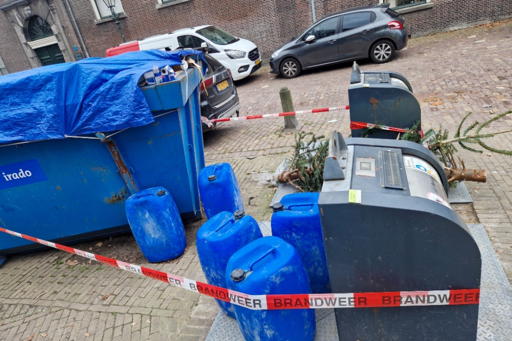 Brandweer onderzoekt achtergelaten jerrycans in centrum Schiedam