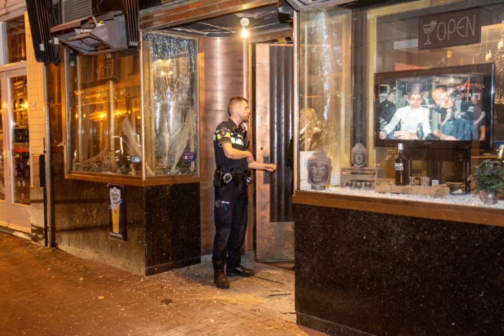 Politie zoekt getuigen van explosie in café Pacha; onderzoek naar mogelijk verband met incident op 2 mei