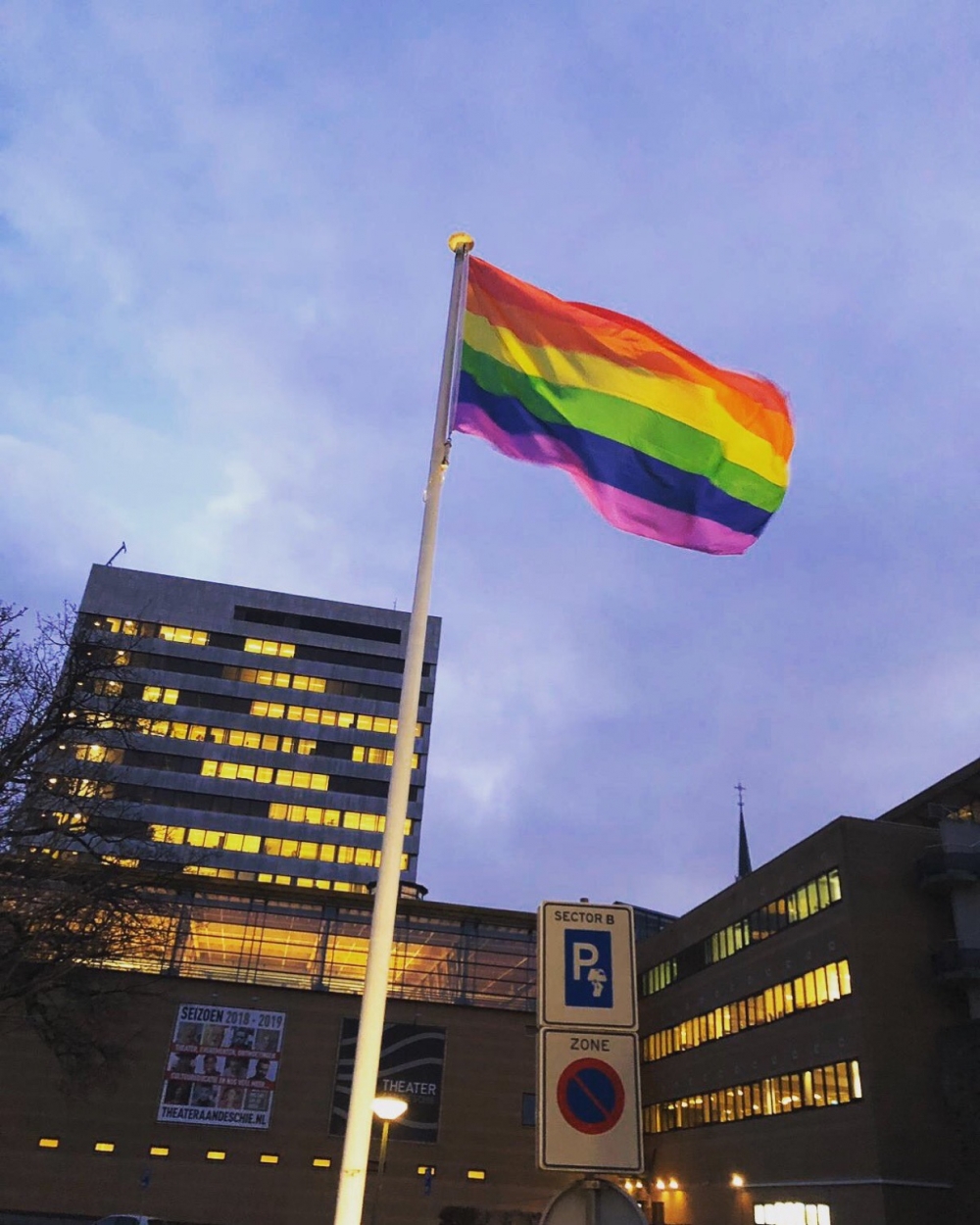 Schiedam hijst opnieuw de regenboogvlag