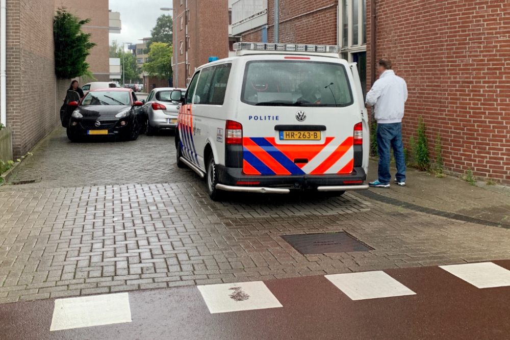 Negeren éénrichtingsverkeer in smalle straat leidt tot schade