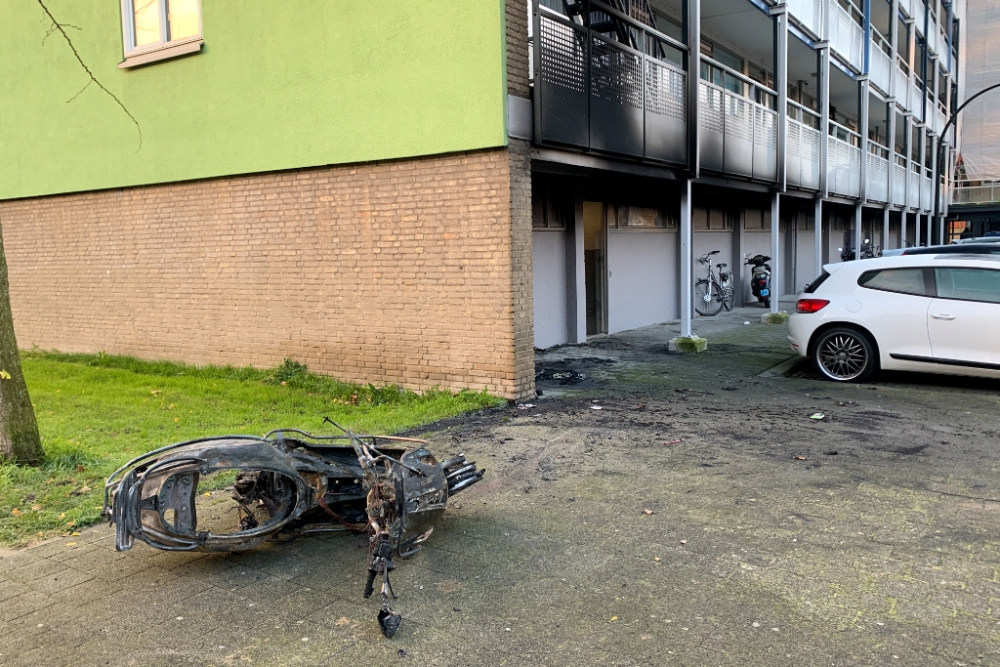 Brandweer voorkomt brand overslag naar kelderbox op het Jacques Urlusplein