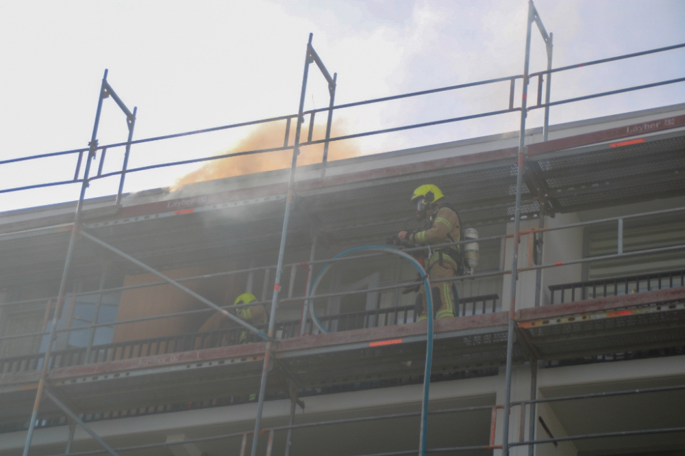 Brand op dak flatwoning Van Haarenlaan