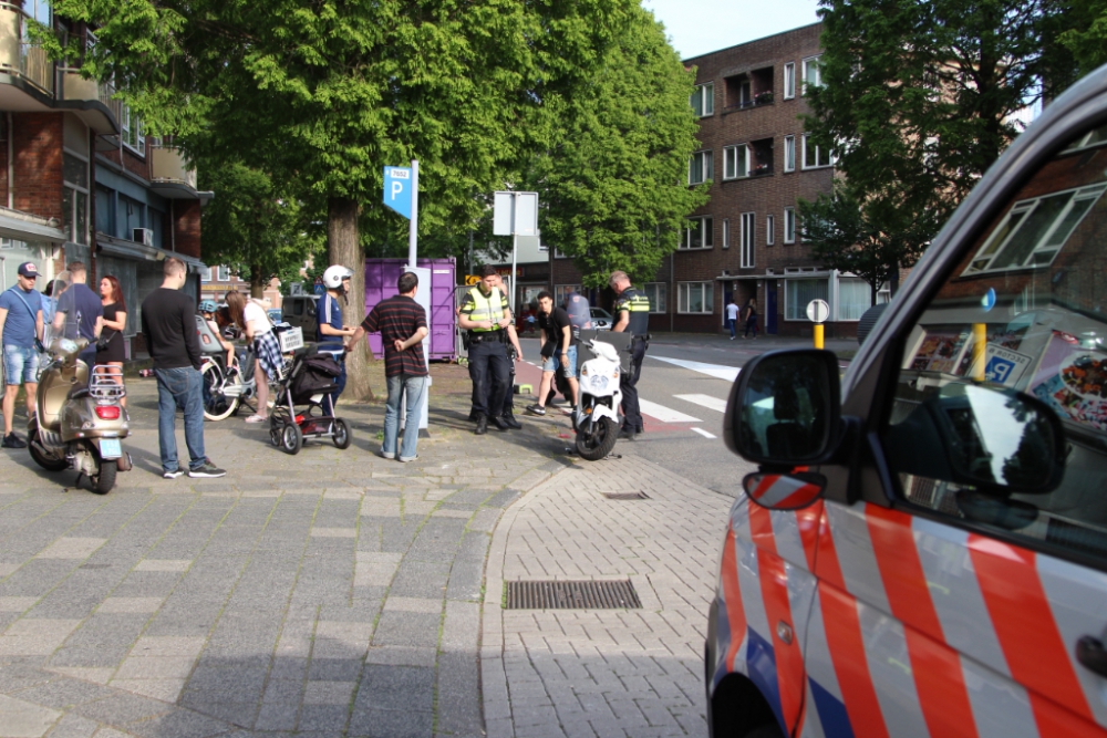 Scooter knalt op auto en vervolgens op fiets