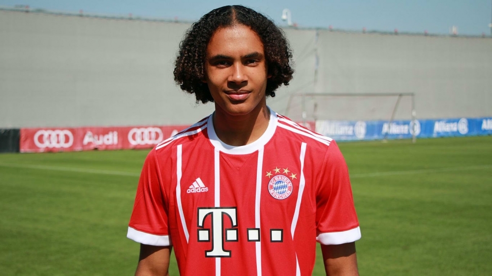 Joshua Zirkzee mee op trainingskamp Bayern München