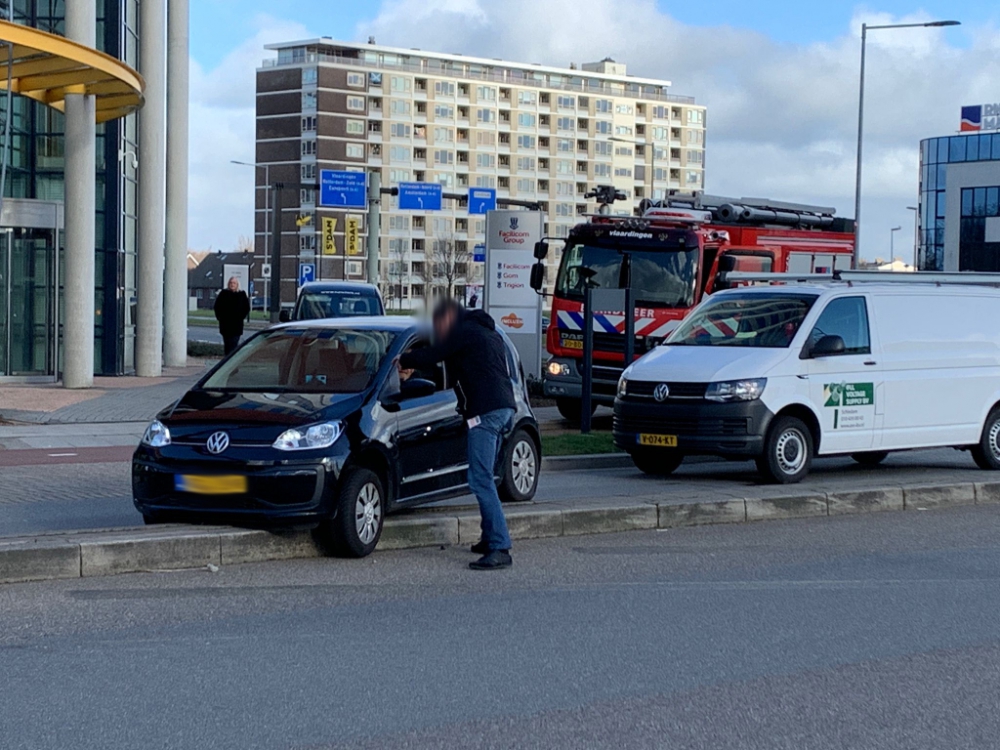 Automobilist rijdt zich vast op verhoogde wegafscheiding op het Karel Doormanhof