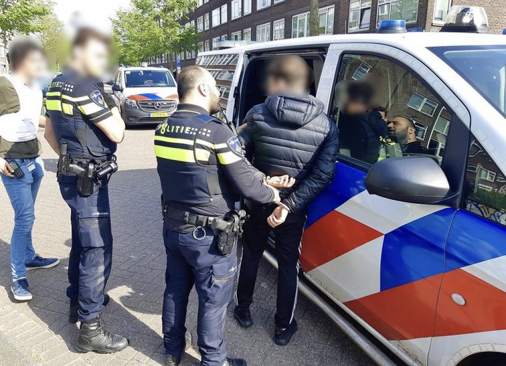 18-jarige Schiedammer met sok vol harddrugs springt van rijdende scooter in een poging om de politie te ontlopen