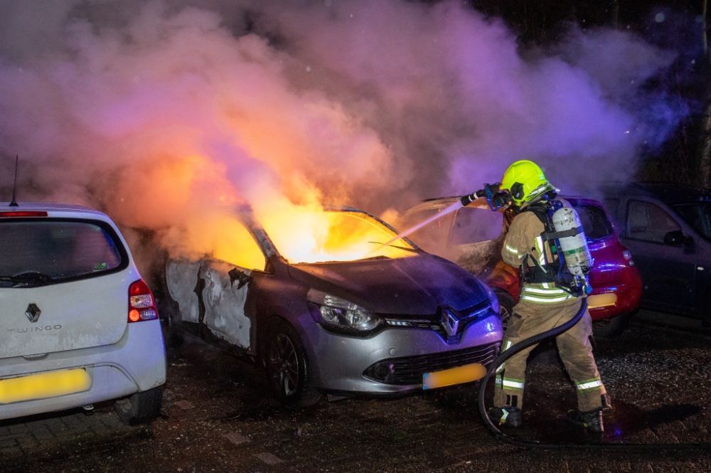 De brandweer in actie in de Bernardus Ijzerdraatsingel, foto: Flashphoto 1-1-2024