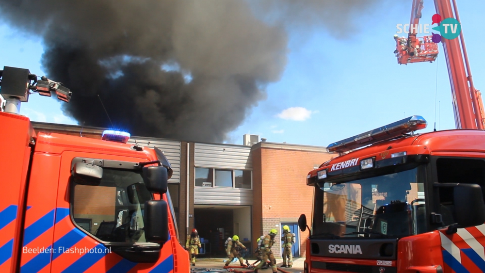 Eerste beelden zeer grote brand Admiraal Trompstraat