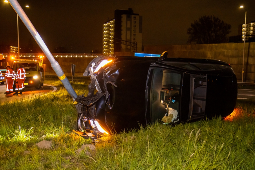 Auto vliegt uit de bocht op de oprit A20, bestuurder naar het ziekenhuis