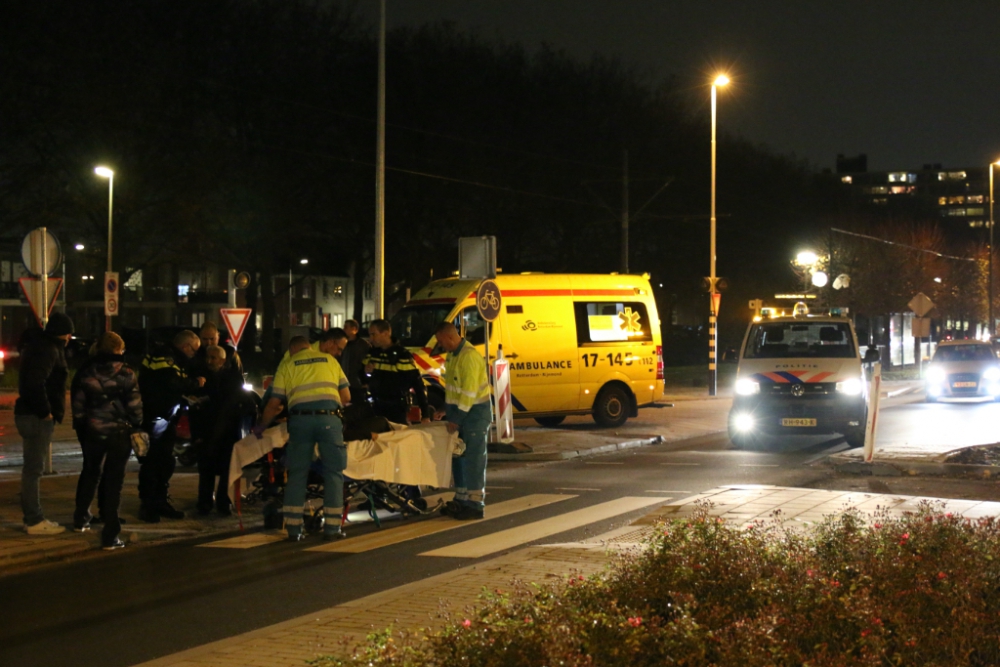 Automobilist rijdt voetgangster aan op zebrapad