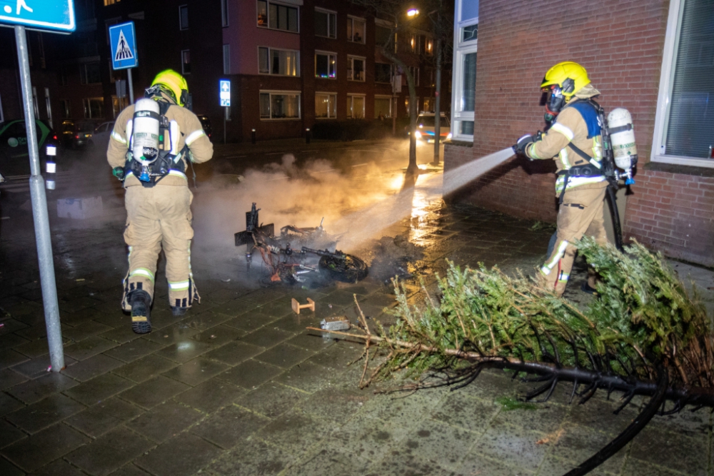 Drukke avond en nacht voor hulpdiensten: scooters en containers in brand, steekpartij en verkeersongeval