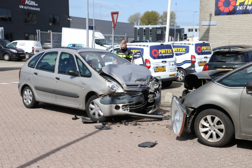 Twee auto&#039;s, van hetzelfde merk en type, botsen frontaal in de Spaanse Polder