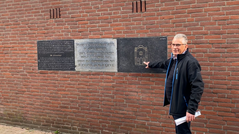 Bewaarde gevelsteen nu monument voor synagoge: “Ik trof hem aan onder een vieze mat”