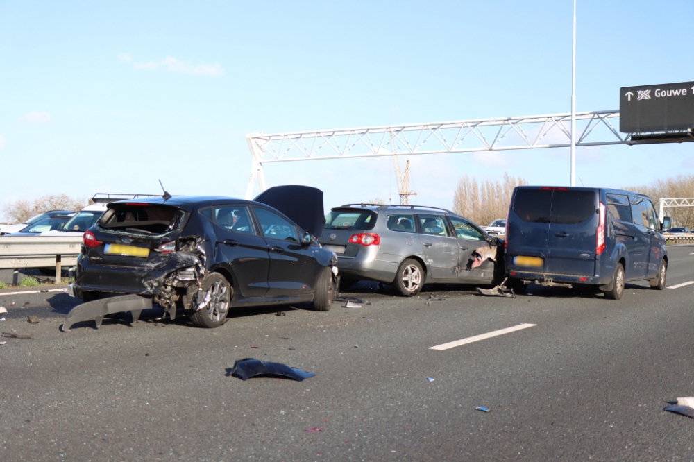 Ravage op snelweg na aanrijding met minstens vijf auto&#039;s