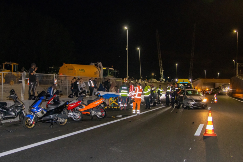 Gewonden en ravage op snelweg na aanrijding met zes motoren en een auto